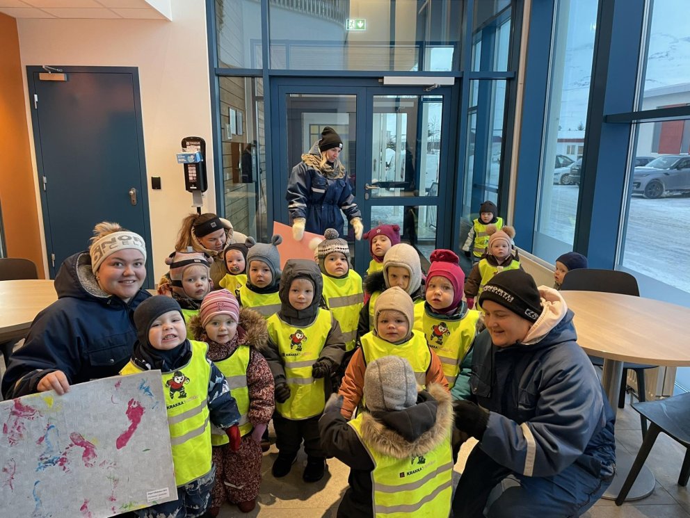 Nemendur á Uglu og músadeild fóru í fyrirtækið G.Run og gáfu þeim listaverk.