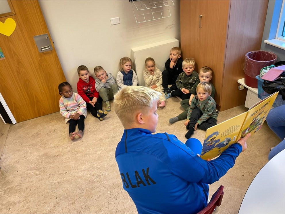 Grunnskólabörn lesa fyrir drekadeild