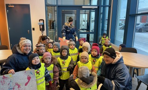 Nemendur á Uglu og músadeild fóru í fyrirtækið G.Run og gáfu þeim listaverk.