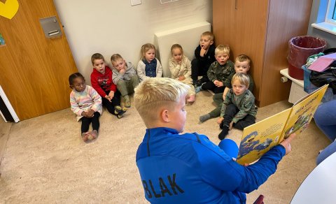 Grunnskólabörn lesa fyrir drekadeild